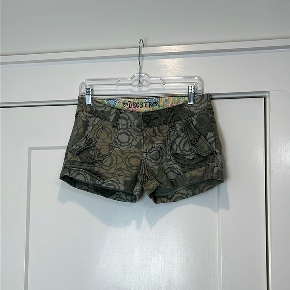 Decree Women's Olive Patterned Cargo Shorts size 7. - Picture 1 of 6